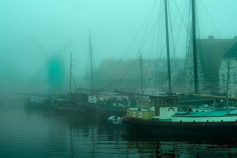 Leiden, Havenzicht avec brouillard par Fons Bitter