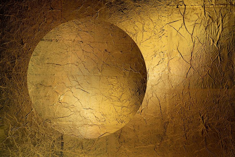Runde Kugel in Gold. Minimalismus. 6 von Alie Ekkelenkamp