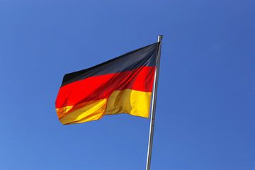Duitse nationale vlag wapperend in de wind van Udo Herrmann