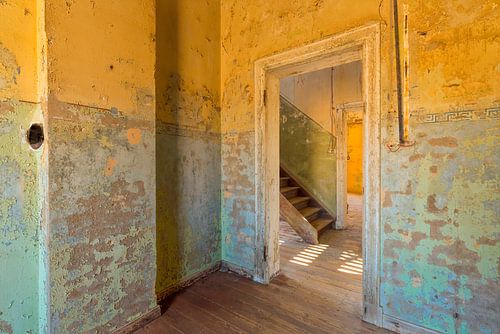 Verlaten huizen in woestijn van Namibië