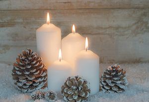 Bougies de l'Avent et de Noël avec décoration, neige sur Alex Winter