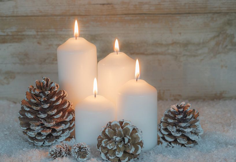 Advent- en kerstkaarsen met versiering, sneeuw van Alex Winter