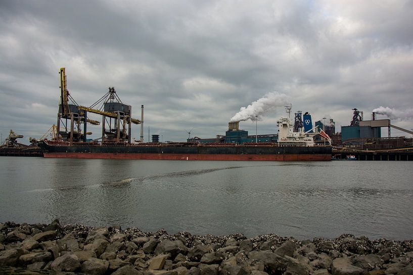 Bulkcarrier ready to unload in the port of IJmuiden by scheepskijkerhavenfotografie