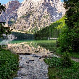 Der türkisfarbene Pragser Wildsee liegt ruhig eingebettet zwischen den steilen Felswänden der Dolomiten. Spiegelglattes Wasser von Miriam Schwarzfischer Fotografie