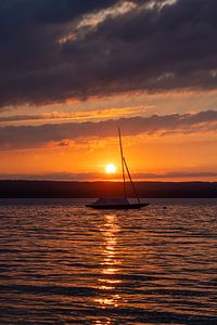 Das Boot im Sonnenuntergang auf dem Ammersee