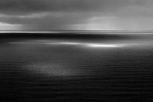 Uitzicht over zee/oceaan, Reynisfjall, Vik, IJsland (zwart-wit) von Roel Janssen