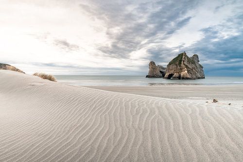Sonnenuntergang an einem ruhigen Strand in Neuseeland