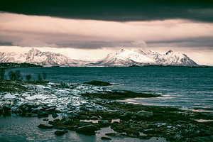 Blick auf den Sonnenuntergang auf der Insel Hadseløya von Langøya im Vesteralen