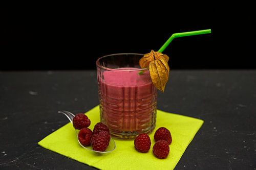 frambozencocktail met wodka in een glas
