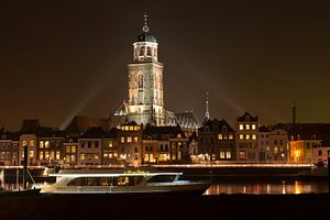 Skyline von Deventer bei Nacht