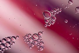 Öltropfen auf Wasser von Lucia Leemans