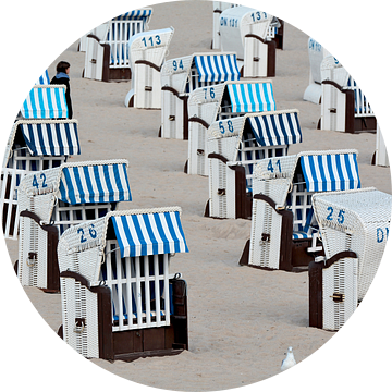 Strandstoelen op het strand van Heiligendamm van Heiko Kueverling