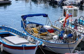 Saint Tropez met typische, oude, kleine vissersboten in de haven van Andreas Freund