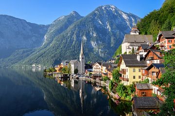 Village de Hallstatt avec église au bord du lac en Autriche sur iPics Photography