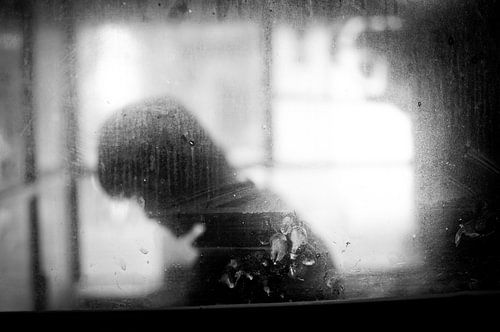 Porträt eines Mannes im Gegenlicht.