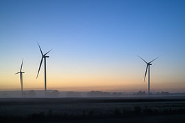 Des éoliennes se dressant dans un champ brumeux au lever du soleil sur Sjoerd van der Wal Photographie