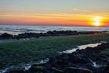 Zonsondergang aan zee