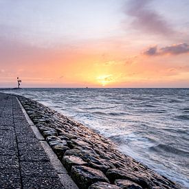 Lever de soleil au bord de la mer sur Marjolein van Roosmalen