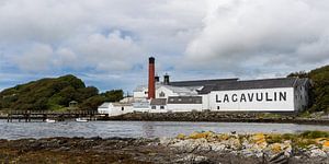 Die Whisky-Brennerei Lagavulin auf Islay