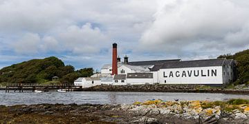 The Lagavulin Distillery on Islay with water von Thijs Schouten