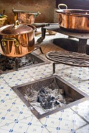 Poêles en cuivre dans une cuisine du XVIIIe siècle sur Patricia Hofmeester