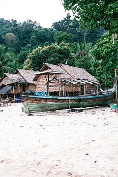 Vissersboot op het strand van Surin in Thailand van Lindy Schenk-Smit