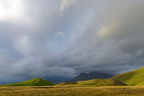 IJsland berglandschap met wolken boven