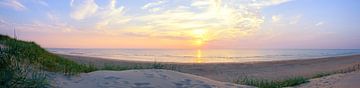 Coucher de soleil d'été à la plage de sable de la côte de la mer du Nord sur Sjoerd van der Wal Photographie