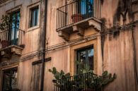 Gebouw in Taormina (Siciliaans: Taurmina)  Sicilië Italië. fotoposter of  wanddecoratie van Edwin Hunter thumbnail