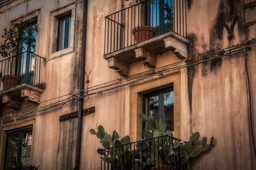 Gebouw in Taormina (Siciliaans: Taurmina)  Sicilië Italië. fotoposter of  wanddecoratie