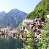 Het pittoreske dorpje ligt ingeklemd tussen de Halstättersee en de Dachsteinbergen. van Ton Tolboom
