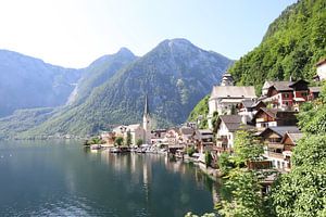 Het pittoreske dorpje ligt ingeklemd tussen de Halstättersee en de Dachsteinbergen.