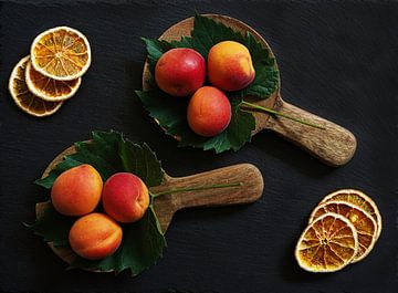 Nature morte estivale et joyeuse avec des abricots. sur Saskia Dingemans Awarded Photographer