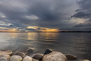 stormachtig weer aan het meer - Stormachtig weer aan het meer - van Christina Bauer Photos