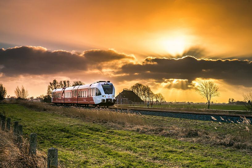 Trein in de avond zon von piet douma