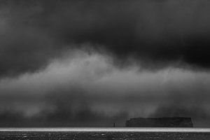 Zicht op een eiland in zwaar weer van Martijn Smeets