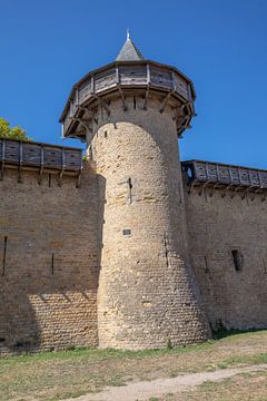 Toren van kasteel in de oude stad Carcassonne in Frankrijk van Joost Adriaanse