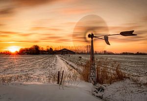 Paysage d'hiver au lever du soleil avec moulin sur Marjolein van Middelkoop