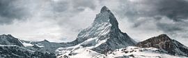 Panoramaansicht Matterhorn vor bewölktem Himmel von Besa Art