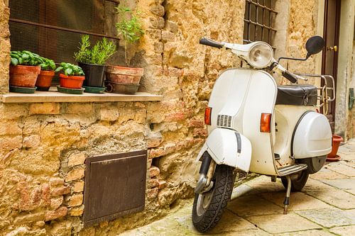Photo vintage avec Vespa dans une rue authentique