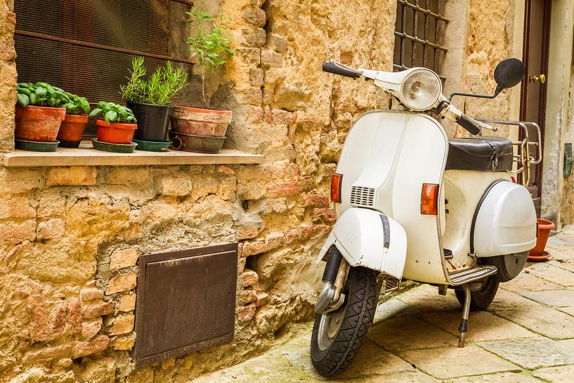 Vintage-Bild mit Vespa in einer authentischen Straße von Henny Hagenaars