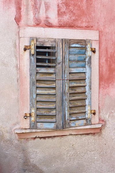 À la fenêtre - Le charme des vieux bâtiments par Rolf Schnepp