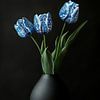Nature morte aux tulipes bleues de Delft sur Richards Fine Art