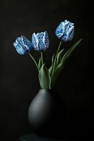 Stilleven met delftsblauwe tulpen