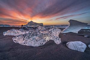Fotografen im Hintergrund einiger großer Eisblöcke am Diamond Beach in der Nähe des Gletschers Lake 