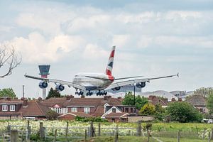 Ein A380 der British Airways landet in London Heathrow.