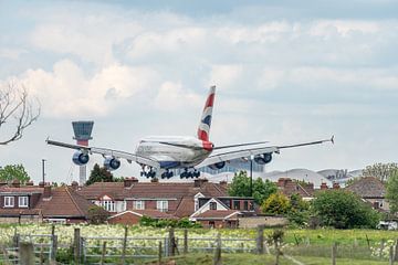 Een British Airways A380 landt op London Heathrow.