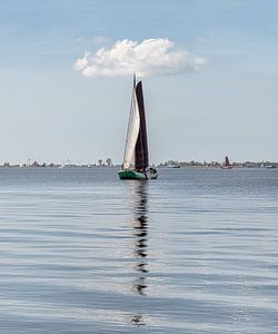 Klassisches friesisches Segelboot auf dem Heeger See im Frühling