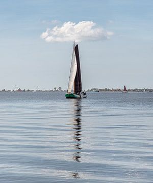 Klassieke Friese zeilboot op het Heeger Meer in het voorjaar