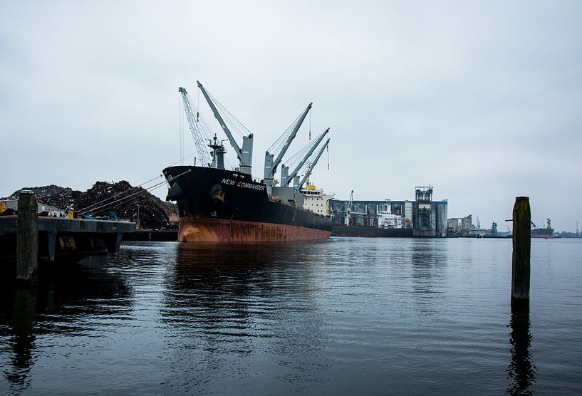 Vrachtschip in de haven van Amsterdam van scheepskijkerhavenfotografie